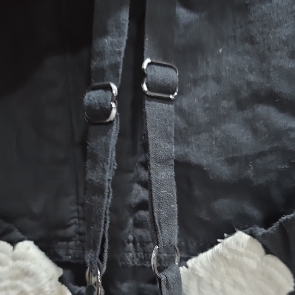 Black and White Floral Embroidered Top - Picture 11 of 11